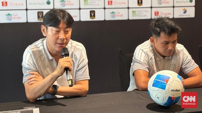 Pelatih dan Pemain Persija Jakarta Shin Tae Young
dan Witan Sulaeman.