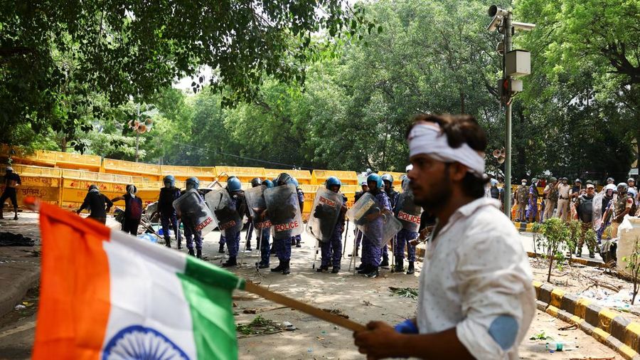Pendukung Partai Janata Kecoa (CJP) India merayakan setelah Menteri Pendidikan India Dharmendra Pradhan mengundurkan diri setelah protes berhari-hari menuntut pengunduran dirinya atas kebocoran soal ujian National Eligibility cum Entrance Test (NEET), di New Delhi, India, 25 Juli 2026. (REUTERS/Anushree Fadnavis)