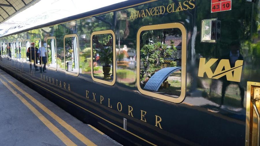 PT Kereta Api Indonesia (Persero) melaksanakan uji tetap dan uji bergerak terhadap dua kereta Nusantara Explorer Luxury Sleeper Train nan telah menyelesaikan tahap pengerjaan interior di Balai Yasa Surabaya Gubeng. (Dok. KAI)
