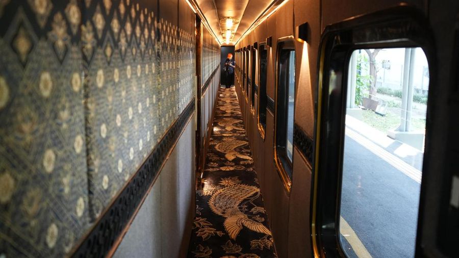 PT Kereta Api Indonesia (Persero) melaksanakan uji tetap dan uji bergerak terhadap dua kereta Nusantara Explorer Luxury Sleeper Train nan telah menyelesaikan tahap pengerjaan interior di Balai Yasa Surabaya Gubeng. (Dok. KAI)