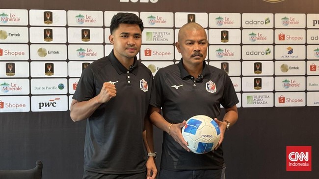 Pelatih Port FC Sarawut Treephan dan pemain Asnawi Mangkualam saat konferensi pers Piala Presiden 2026 di Vasa Hotel, Surabaya, Sabtu (25/7). (CNNIndonesia/Farid)