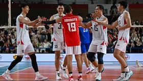 Timnas Voli Indonesia meluapkan kegembiraannya usai mencetak poin saat melawan Filipina pada pertandingan fase grup pool A SEA V Cup 2026 di Jakarta Indonesia Velodrome, Jakarta, Jumat (24/7/2026). Indonesia lolos ke semifinal usai mengalahkan Filipi