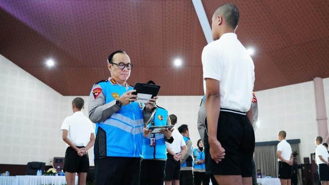 Pelaksanaan tahapan akhir seleksi tingkat panitia pusat dipimpin oleh Wakapolri Komjen Pol. Prof. Dr. Dedi Prasetyo, S.H., M.Hum., M.Si., M.M. di Gedung Serba Guna Akademi Kepolisian, Semarang, Jawa Tengah, Jumat (24/7).