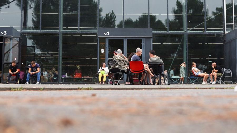 Warga nan dievakuasi beristirahat di Pusat Pameran Bordeaux-Lac, di Bordeaux, Prancis, Sabtu (25/7/2026). (REUTERS/Manon Cruz)