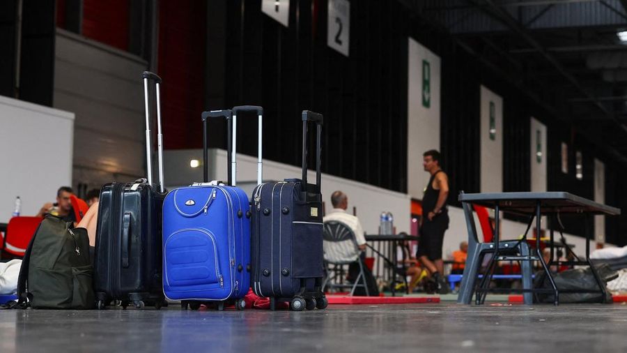 Warga nan dievakuasi beristirahat di Pusat Pameran Bordeaux-Lac, di Bordeaux, Prancis, Sabtu (25/7/2026). (REUTERS/Manon Cruz)