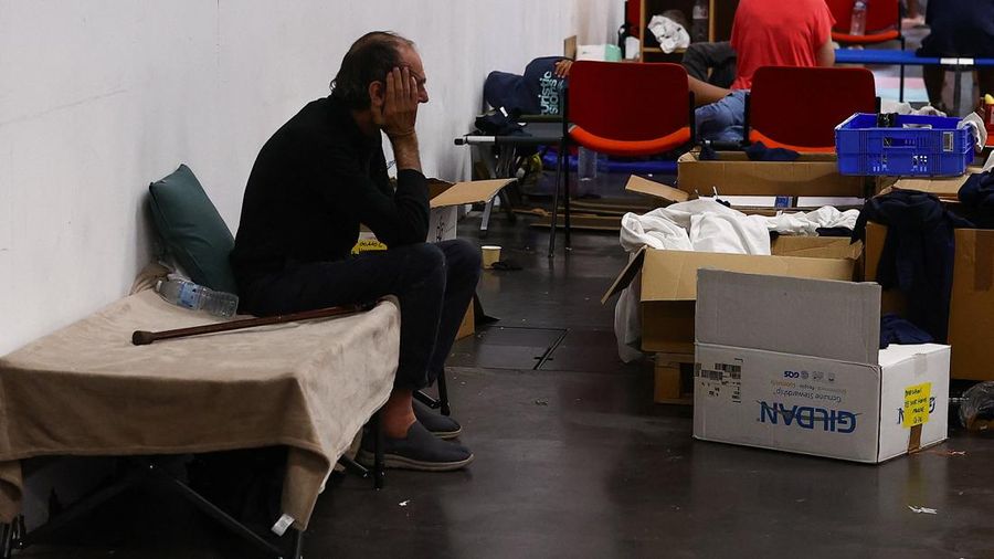 Warga nan dievakuasi beristirahat di Pusat Pameran Bordeaux-Lac, di Bordeaux, Prancis, Sabtu (25/7/2026). (REUTERS/Manon Cruz)