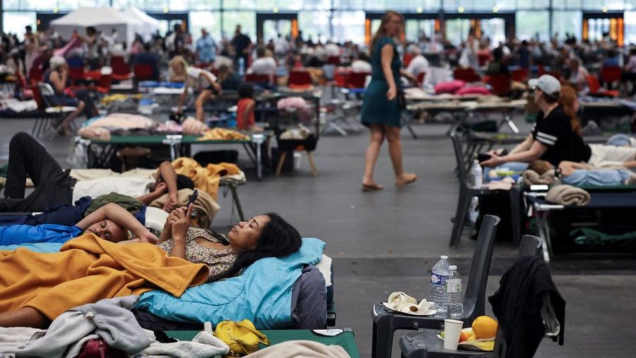 Warga nan dievakuasi beristirahat di Pusat Pameran Bordeaux-Lac, di Bordeaux, Prancis, Sabtu (25/7/2026). (REUTERS/Manon Cruz)