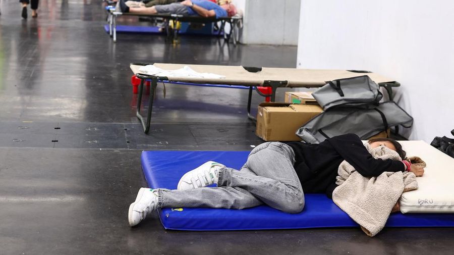 Warga nan dievakuasi beristirahat di Pusat Pameran Bordeaux-Lac, di Bordeaux, Prancis, Sabtu (25/7/2026). (REUTERS/Manon Cruz)
