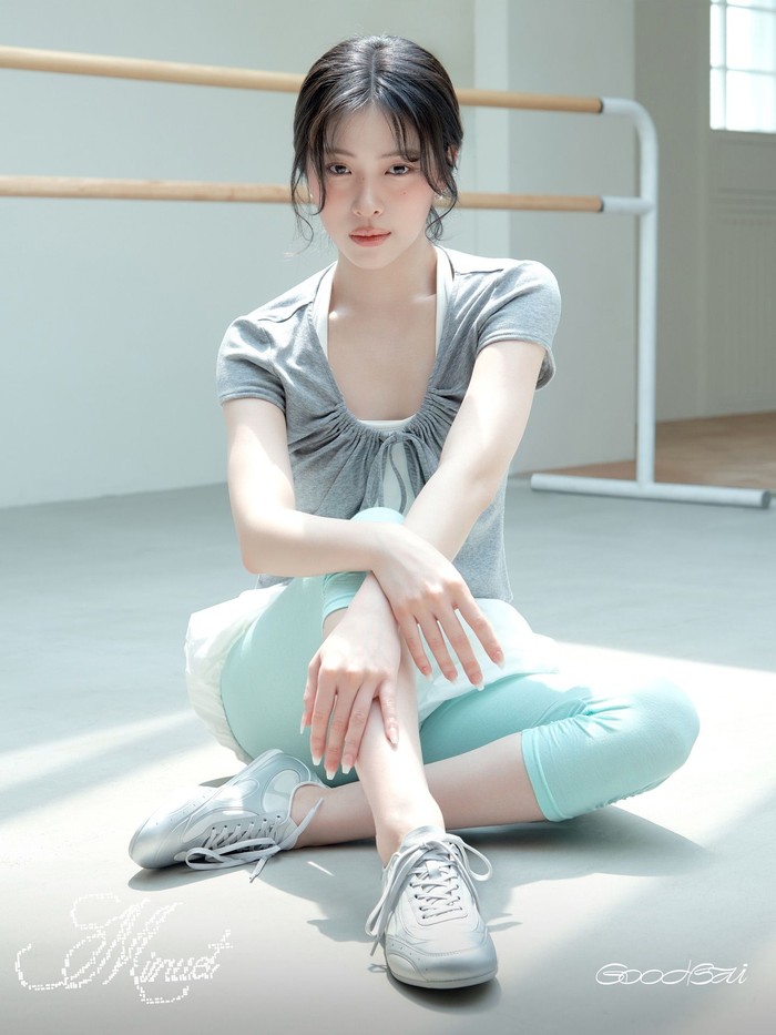 Ya, artis Korea dengan marga Shin, nama keluarga yang sama dengan rekan satu timnya, satu ini dipilih untuk membintangi kampanye terbaru GOODBAI. Kedua kucing miliknya pun turut menjadi bagian dari pemotretan itu. / Foto: instagram.com/goodbai.official