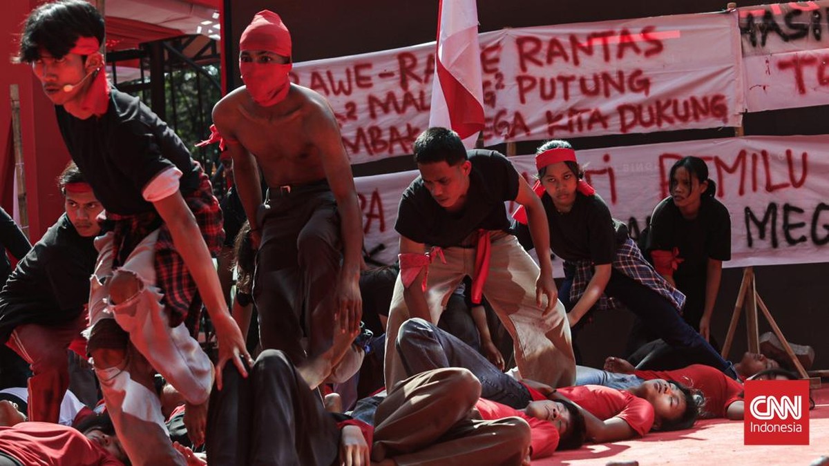 Sejumlah seniman mementaskan teatrikal Peristiwa Kudatuli di Kantor DPP PDI Perjuangan, Menteng, Jakarta, Minggu (26/7). (CNN Indonesia/Febria Adha L).