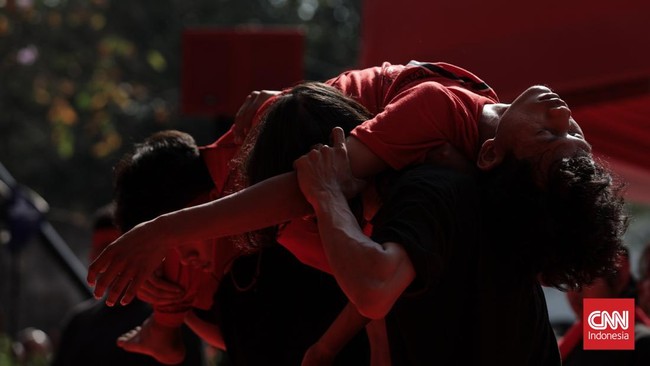 Sejumlah seniman mementaskan teatrikal Peristiwa Kudatuli di Kantor DPP PDI Perjuangan, Menteng, Jakarta, Minggu (26/7). (CNN Indonesia/Febria Adha L).