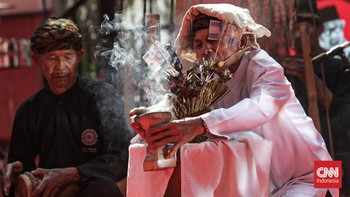 Sejumlah seniman mementaskan teatrikal Peristiwa Kudatuli di Kantor DPP PDI Perjuangan, Menteng, Jakarta, Minggu (26/7). (CNN Indonesia/Febria Adha L)