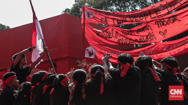 Sejumlah seniman mementaskan teatrikal Peristiwa Kudatuli di Kantor DPP PDI Perjuangan, Menteng, Jakarta, Minggu (26/7). (CNN Indonesia/Febria Adha L)