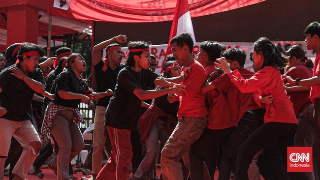 Sejumlah seniman mementaskan teatrikal Peristiwa Kudatuli di Kantor DPP PDI Perjuangan, Menteng, Jakarta, Minggu (26/7). (CNN Indonesia/Febria Adha L)