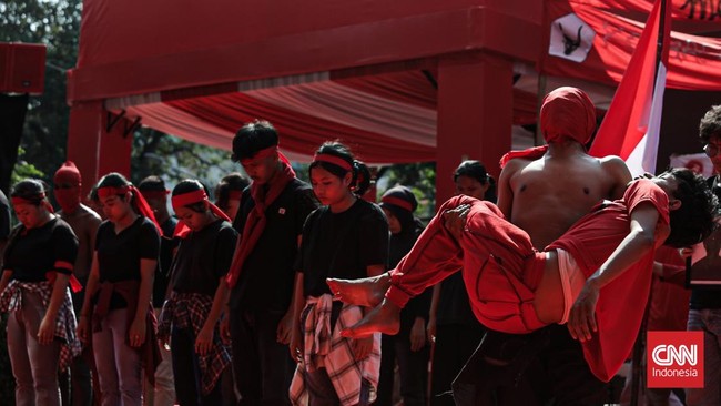 Sejumlah seniman mementaskan teatrikal Peristiwa Kudatuli di Kantor DPP PDI Perjuangan, Menteng, Jakarta, Minggu (26/7). (CNN Indonesia/Febria Adha L)