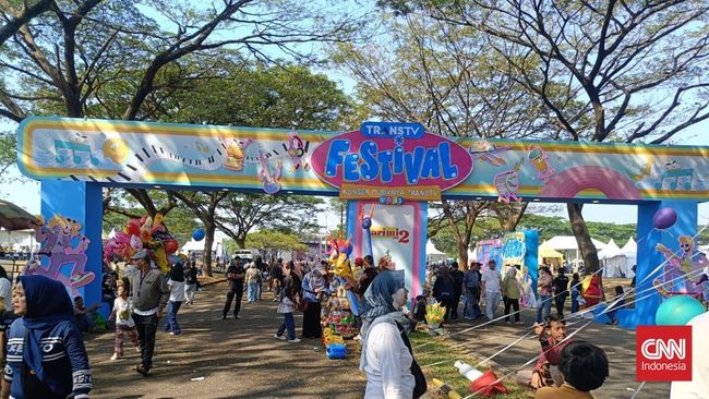 Anak-anak hingga kelompok lanjut usia (Lansia) turut meramaikan Trans TV Festical 5.0 di Lapangan Sunburst, BSD, Tangerang Selatan, hari ini, Minggu (26/7).
