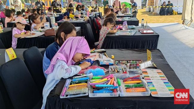Anak-anak usia sekitar 10-12 tahun turut memeriahkan acara Trans TV Festival Vol 5 dengan mengikuti lomba mewarnai di Lapangan Sunburst, Tangerang Selatan, hari ini, Minggu (26/7).