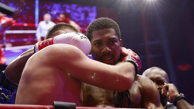Boxing - The Comeback - Anthony Joshua v Kristian Prenga - Jeddah Superdome, Jeddah, Saudi Arabia - July 26, 2026 Anthony Joshua embraces Kristian Prenga after winning his fight by technical knockout REUTERS/Ibraheem Abu Mustafa