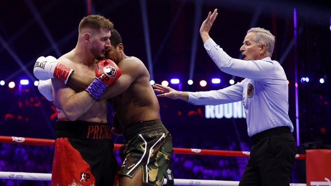 Boxing - The Comeback - Anthony Joshua v Kristian Prenga - Jeddah Superdome, Jeddah, Saudi Arabia - July 26, 2026 The referee reacts as Kristian Prenga and Anthony Joshua huddle up during their heavyweight fight REUTERS/Ibraheem Abu Mustafa