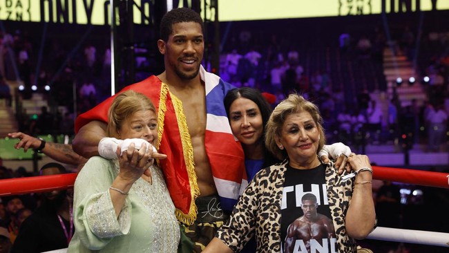 Boxing - The Comeback - Anthony Joshua v Kristian Prenga - Jeddah Superdome, Jeddah, Saudi Arabia - July 26, 2026 Anthony Joshua poses for a picture with his friends' family, Latz and Sina, who died in a tragic car accident, after winning his fight a