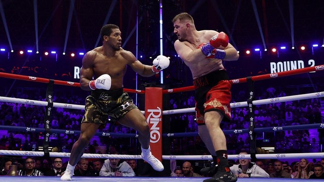 Anthony Joshua (kiri) menang KO atas Kristian Prenga dalam duel tinju kelas berat.