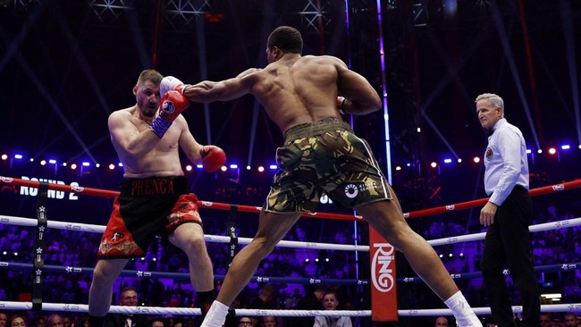 Boxing - The Comeback - Anthony Joshua v Kristian Prenga - Jeddah Superdome, Jeddah, Saudi Arabia - July 26, 2026 Anthony Joshua in action with Kristian Prenga during their heavyweight fight REUTERS/Ibraheem Abu Mustafa