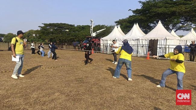 Pengunjung terlihat antusias mengikuti lomba rakyat dalam acara Trans TV Festival Vol 5.0 di Lapangan Sunburst, Tangerang Selatan, Minggu (26/7).