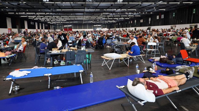 FILE PHOTO: Evacuated residents rest at the Bordeaux-Lac Exhibition Centre, which has been turned into a shelter for people displaced by a wildfire burning nearby amid worsening drought conditions following a heatwave and water shortages across much
