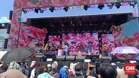 Warga asyik berjoget dengan penyanyi dan pengisi acara Pagi-pagi Ambyaaarrr di Trans TV Festival Vol 5 di Lapangan Surburst, Tangerang Selatan, Minggu (26/7).