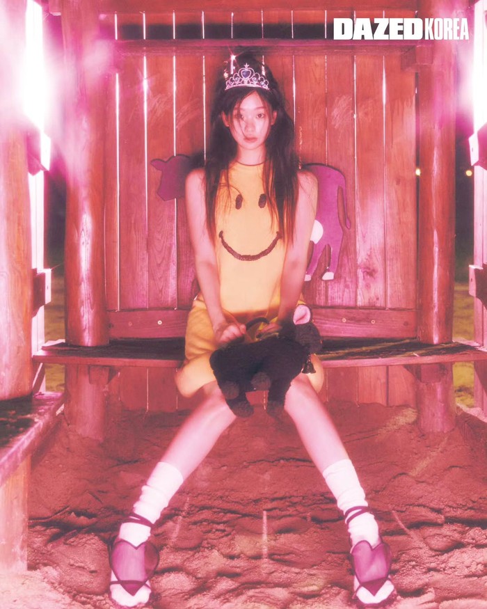 Belum lama ini menjalani pemotretan bersama DAZED Korea, aktris cantik tersebut mengungkapkan jati dirinya sebagai seorang ekstrovert yang suka berpergian keluar sendirian dan menjelajah tempat-tempat baru yang menarik./ Foto: instagram.com/dazedkorea