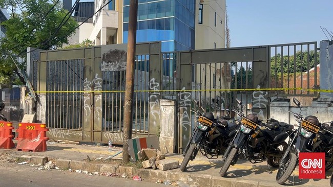 Bentrokan antar kelompok terjadi di Jalan Tambak, Menteng, Jakarta Pusat, hingga menimbulkan korban jiwa pada Minggu (26/7) pagi.