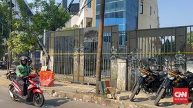 Bentrokan antar kelompok terjadi di Jalan Tambak, Menteng, Jakarta Pusat, hingga menimbulkan korban jiwa pada Minggu (26/7) pagi.