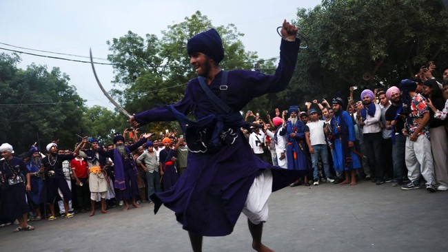 Cockroach Janta Party (CJP) supporters celebrate after the resignation of Education Minister Dharmendra Pradhan over National Eligibility cum Entrance Test (NEET) examination paper leaks, at Jantar Mantar in New Delhi, India, July 25, 2026. REUTERS/P