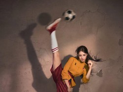 Dilraba Dilmurat Tanpa Stunt Man di Kung Fu Soccer