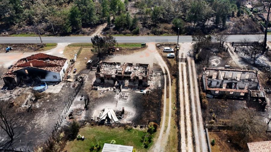 Foto udara menunjukkan rumah nan terbakar di wilayah nan terkena akibat kebakaran hutan, di Le Porge, Gironde, di tengah kondisi kekeringan nan memburuk setelah gelombang panas dan kekurangan air di sebagian besar wilayah Prancis, Minggu (26/7/2026). (REUTERS/Manon Cruz)