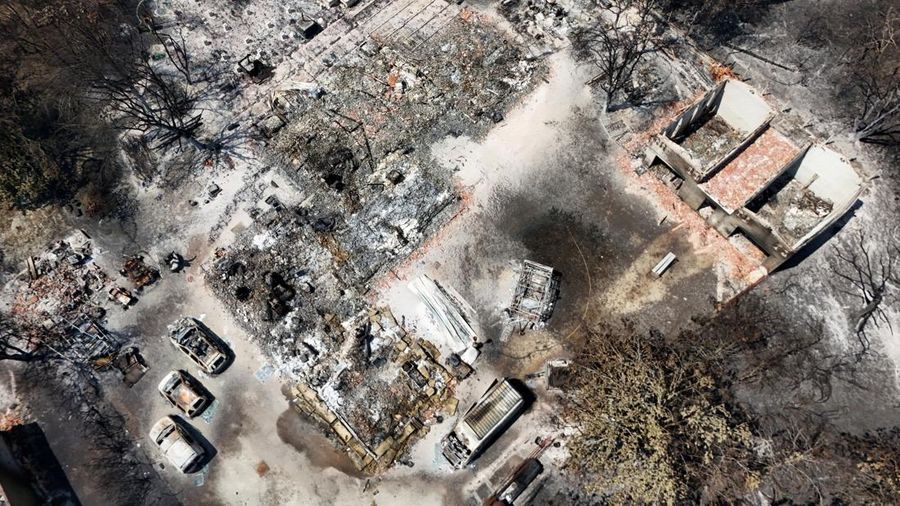 Foto udara menunjukkan rumah nan terbakar di wilayah nan terkena akibat kebakaran hutan, di Le Porge, Gironde, di tengah kondisi kekeringan nan memburuk setelah gelombang panas dan kekurangan air di sebagian besar wilayah Prancis, Minggu (26/7/2026). (REUTERS/Manon Cruz)