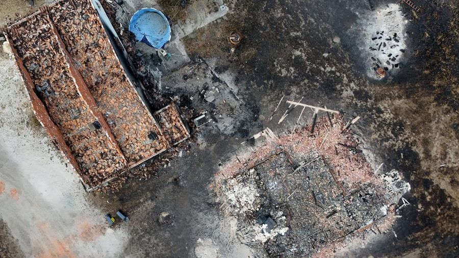 Foto udara menunjukkan rumah nan terbakar di wilayah nan terkena akibat kebakaran hutan, di Le Porge, Gironde, di tengah kondisi kekeringan nan memburuk setelah gelombang panas dan kekurangan air di sebagian besar wilayah Prancis, Minggu (26/7/2026). (REUTERS/Manon Cruz)