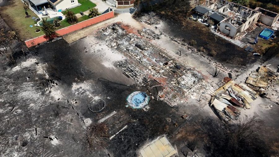 Foto udara menunjukkan rumah nan terbakar di wilayah nan terkena akibat kebakaran hutan, di Le Porge, Gironde, di tengah kondisi kekeringan nan memburuk setelah gelombang panas dan kekurangan air di sebagian besar wilayah Prancis, Minggu (26/7/2026). (REUTERS/Manon Cruz)