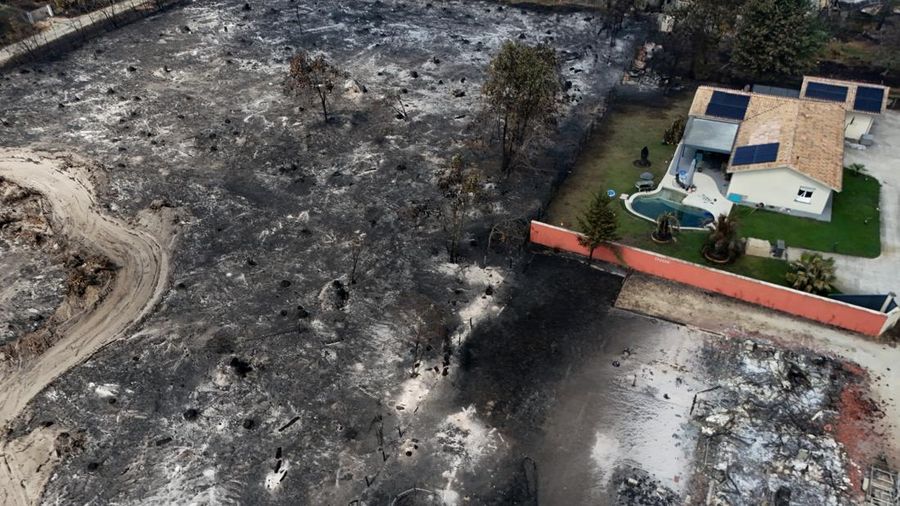 Foto udara menunjukkan rumah nan terbakar di wilayah nan terkena akibat kebakaran hutan, di Le Porge, Gironde, di tengah kondisi kekeringan nan memburuk setelah gelombang panas dan kekurangan air di sebagian besar wilayah Prancis, Minggu (26/7/2026). (REUTERS/Manon Cruz)