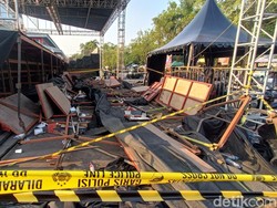 Detik-detik Tribun VIP Kejurnas Drift di GOR Satria Purwokerto Ambruk