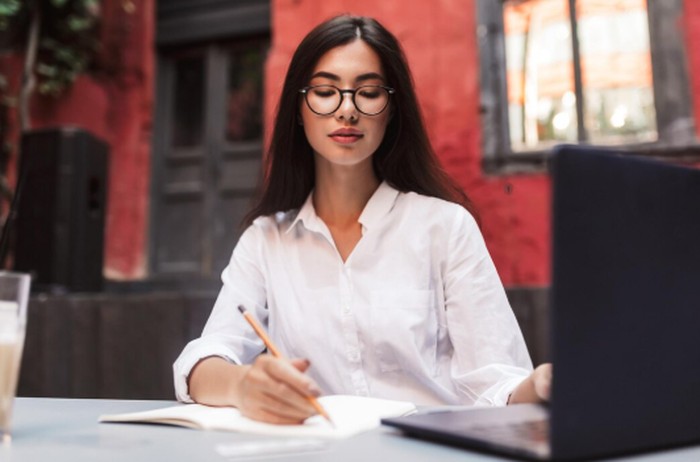 INFP dikenal memiliki keyakinan kuat terhadap nilai-nilai yang mereka pegang. Rasa percaya pada diri sendiri membantu mereka terus mengejar impian dengan penuh konsistensi./ Foto: magnific.com/garetsvisual