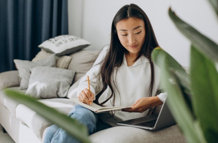 ISFP tidak merasa perlu mengikuti standar populer demi diterima lingkungan. Mereka percaya bahwa setiap orang memiliki keunikan yang patut dihargai./ Foto: magnific.com/senivpetro