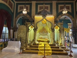 Makna di Balik Warna Kuning dan Hijau di Istana Maimun
