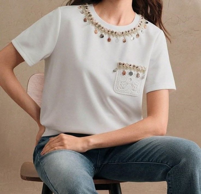 T-shirt dengan banyak payet atau ornamen kini mulai ditinggalkan. Sporty T-shirt menjadi pilihan baru berkat tampilannya yang sederhana namun tetap trendi./ Foto: pinterest.com