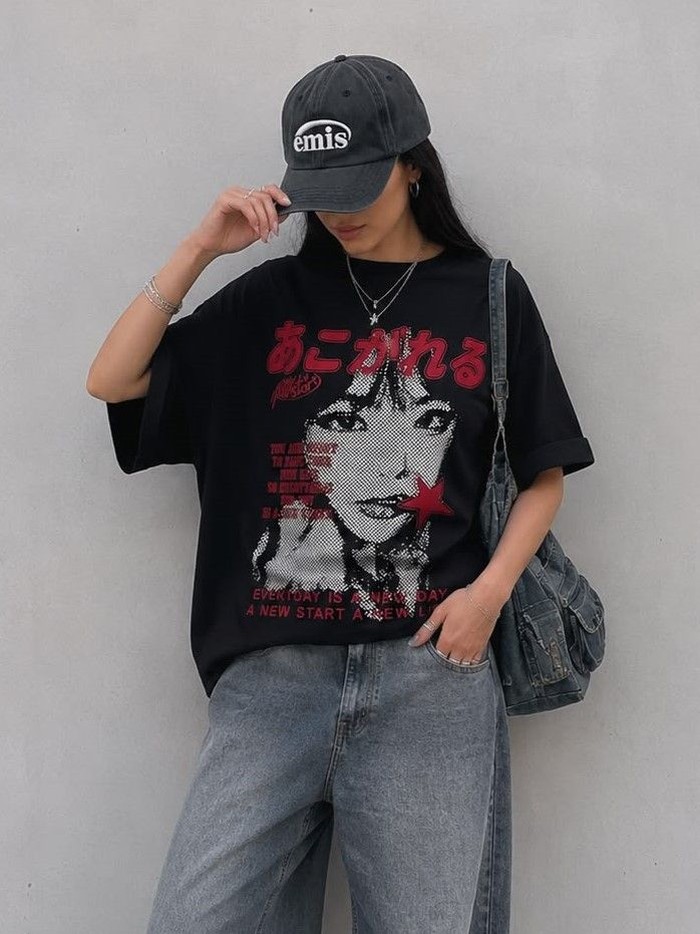 T-shirt dengan logo besar mulai ditinggalkan dan digeser oleh tourist T-shirt yang lebih unik. Desain bertema destinasi wisata memberikan sentuhan personal sekaligus mengikuti tren terbaru./ Foto: pinterest.com