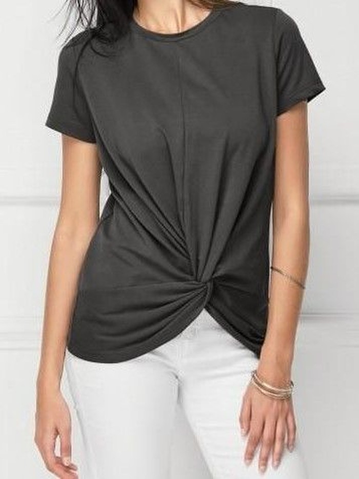 Gaya mengikat bagian bawah kaos kini mulai kehilangan pamornya. Baseball tee hadir sebagai alternatif yang lebih modern dengan nuansa sporty yang tetap rapi./ Foto: pinterest.com