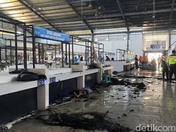 Pasar Modern BSB Semarang Terbakar Siang Ini