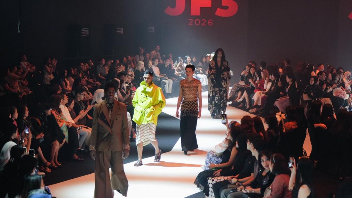 Batik Mojokerto dan Tenun Lombok di Tangan Desainer Indonesia-Prancis