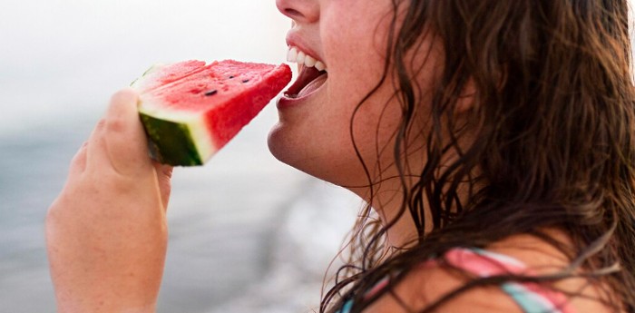 Semangka mengandung sekitar 92% air sehingga sangat baik untuk membantu menjaga hidrasi tubuh. Menurut ahli gizi, buah ini dapat menjadi pelengkap asupan cairan, terutama saat cuaca panas./ Foto: magnific.com