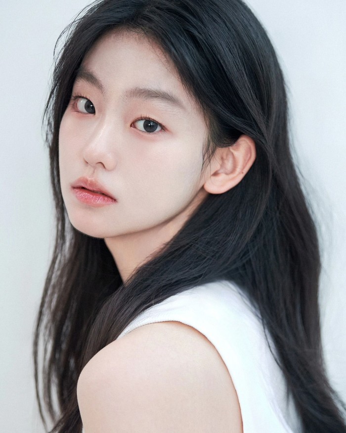 Mengejutkannya, 'Agent Kim Reactivated' merupakan proyek debut Seo Su Min di bidang seni peran. Kemampuan akting mumpuni dan kepiawaiannya mendalami emosi telah menjanjikan publik di awal karir./ Foto: sumin_0931